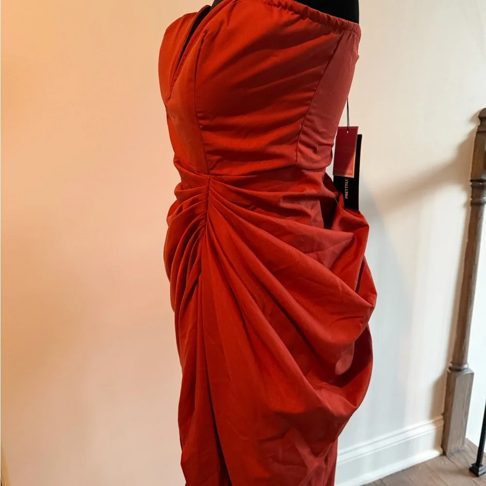 NWT PrettyLittleThing Strapless Rust Orange Ruched Midi Dress - Picture 2 of 4